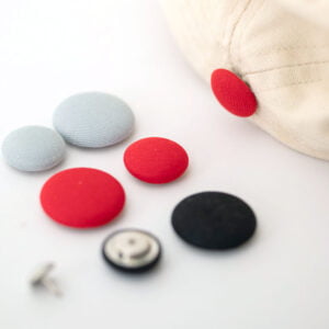 Stofknapper der fastgøres med nåle