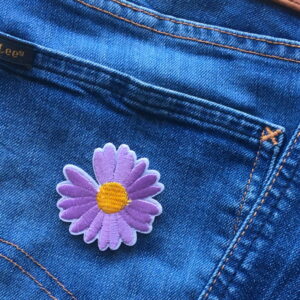 Lila gerbera - Broderat tygmärke